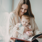 0~1歲寶寶需要共讀嗎?親子專家「吳在瑛」:關鍵10分鐘給寶寶大不同的依附陪伴! 0~1歲寶寶需要共讀嗎?親子專家「吳在瑛」:關鍵10分鐘給寶寶大不同的依附陪伴!